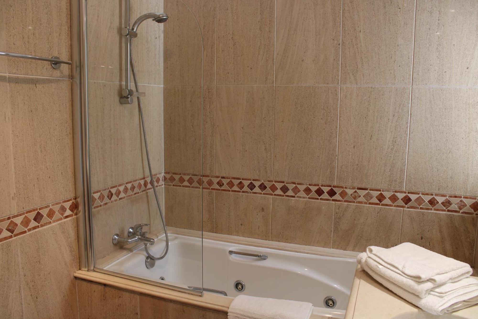 Luxury 2 Bedroom Apartment With Private Garden อัลมันซิล ภายนอก รูปภาพ